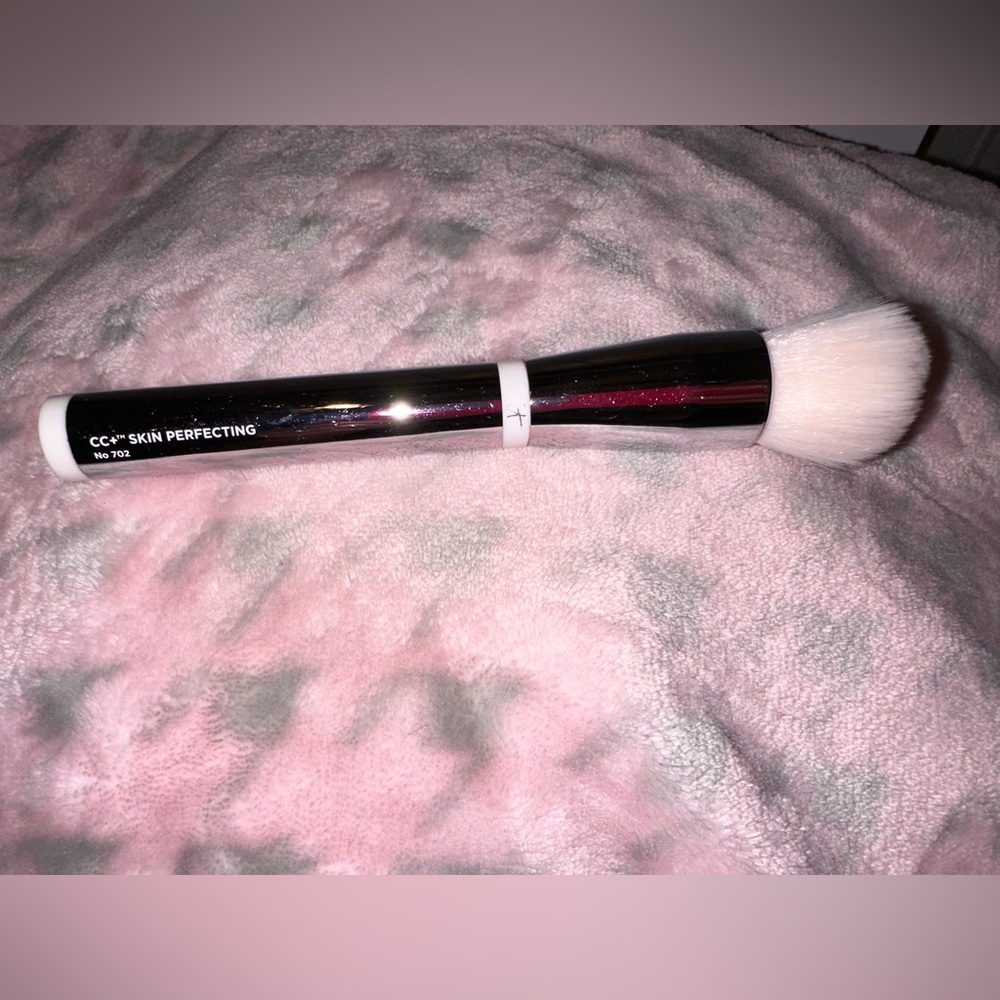 It cosmetics makeup brush